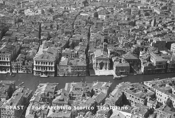 Venezia, ripresa aerea del Canal Grande presso San Stae